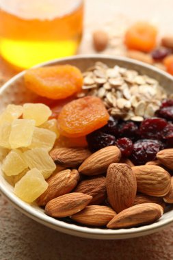 Tahıl yapıyorum. Yulaf gevreği, kurutulmuş meyve ve diğer malzemeler ışık masasında, yakın plan.