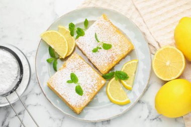 Lezzetli limonlu pudra şekeri, nane ve taze meyve beyaz mermer masa, düz yatıyordu