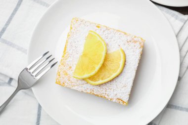 Lezzetli limonlu ve pudra şekerli.