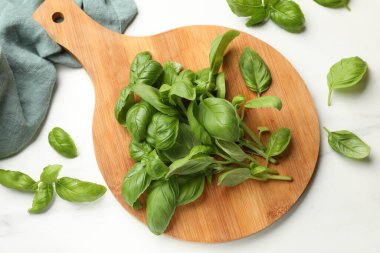 Taze fesleğen yaprakları ve peçete.