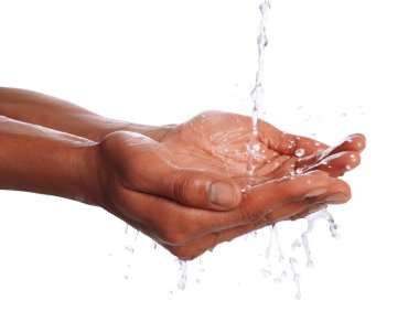 Beyaz arka planda insanın ellerine su dökmek, yakın plan