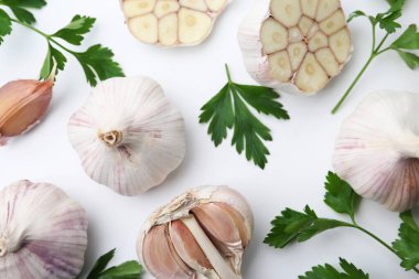 Sarımsak ve maydanoz beyaz masada, düz yatıyordu.