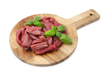 Çiğ et ve fesleğen parçaları beyaza izole edilmiş.