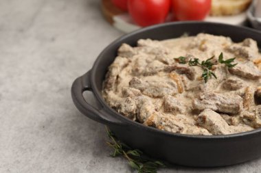 Gri masada servis edilen kekikli Stroganoff bifteği, yakın plan. Metin için boşluk