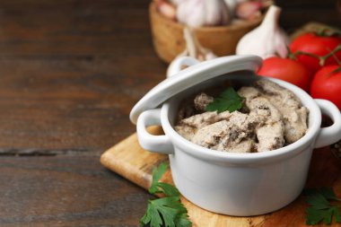 Ahşap masada servis edilen maydanozlu leziz biftek stroganoff, yakın plan. Metin için boşluk