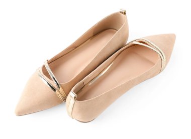 Beyaza izole edilmiş bir çift şık bej ayakkabı.