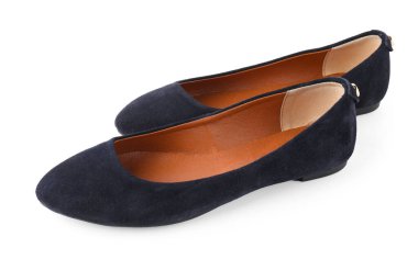 Bir çift şık siyah ayakkabı beyaza izole edilmiş.