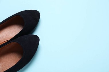 Açık mavi arka planda bir çift şık ayakkabı, üst manzara. Metin için boşluk