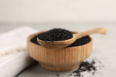 Ahşap kasede ve kaşıkta açık gri masada, yakın plan.