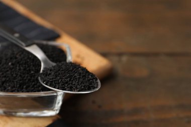 Cam kâse ve kaşık içinde ahşap masanın üzerinde, kapanış. Metin için boşluk