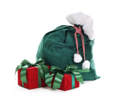 Noel Baba çantası, Noel hediyeleri beyaza izole edilmiş.
