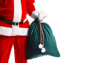 Beyaz arka planda torba tutan Noel Baba, yakın plan. Mutlu Noeller ve mutlu yıllar.