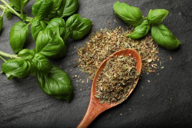 Siyah desenli sehpada taze ve kuru fesleğen.