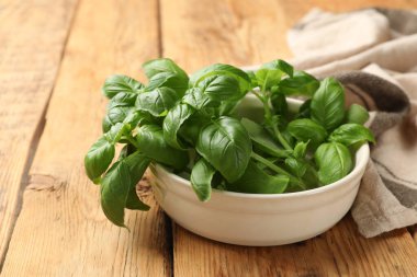 Tahta masada taze fesleğen yaprakları, yakın plan.