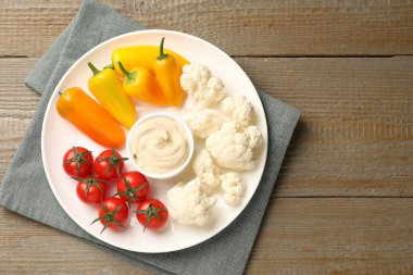 Farklı taze sebzeler ve ahşap masa üzerindeki sos, üst manzara. Metin için boşluk