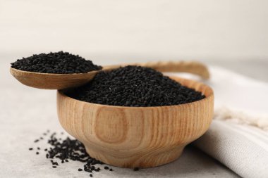 Ahşap kasede ve kaşıkta açık gri masada, yakın plan.