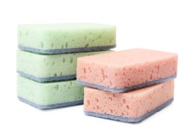 Birçok mutfak süngeri beyaza izole edilmiş. Temizlik aracı