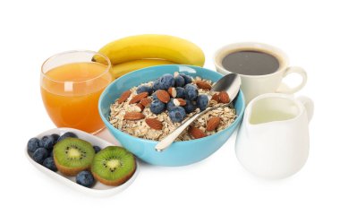 Lezzetli bir kahvaltı. Bademli yulaf ezmesi, meyve, kahve ve portakal suyu beyaza izole edilmiş.