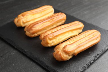 Siyah masada nefis ekler, yakın plan. Tatlı nefis.