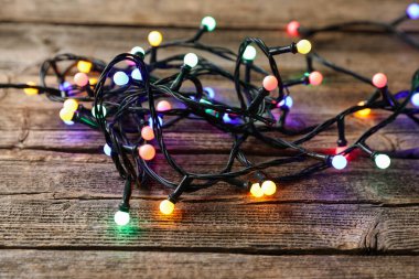 Parlak Noel ışıkları ahşap masada, yakın plan