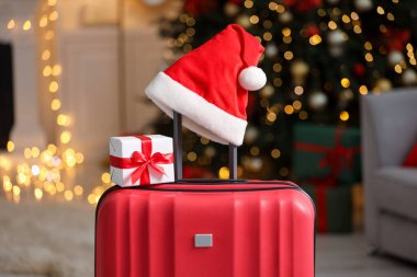 Noel tatili. İçinde Noel Baba şapkası ve hediye kutusu olan bavul, kapalı.