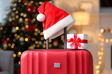 Noel tatili. İçinde Noel Baba şapkası ve hediye kutusu olan bavul, kapalı.