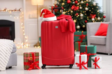 Noel tatili. İçinde Noel Baba şapkası, eşarp ve hediye kutuları olan çanta.