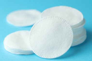 Açık mavi arkaplanda temiz pamuk pedleri, yakın plan