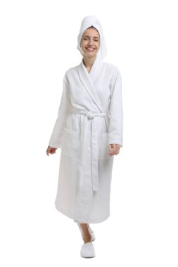 Beyaz arka planda havluya sarılı saçı olan bornoz giyen güzel bir kadın.