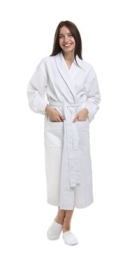 Beyaz arka planda bornoz giyen güzel bir kadın.