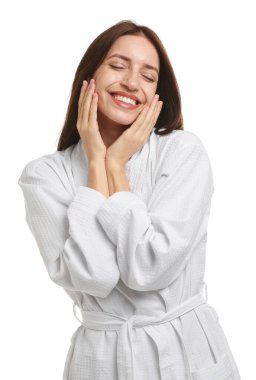 Beyaz arka planda bornoz giyen güzel bir kadın.