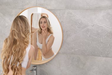 İç çamaşırlı güzel kadın aynanın yanında, mesaj için yer var.