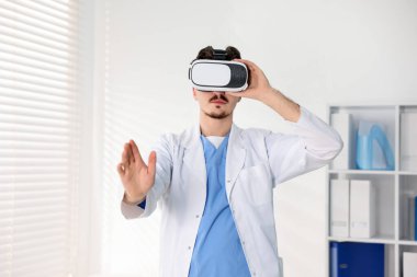 Modern teknoloji. Ofiste sanal ekran kullanan kulaklıklı bir doktor