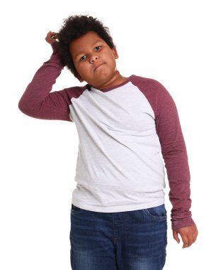 beyaz zemin üzerinde şirin küçük çocuk portresi