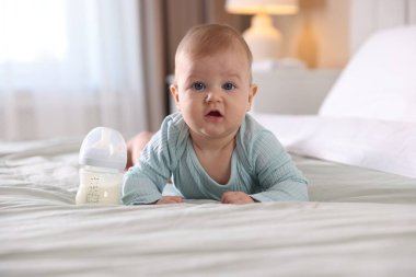 Evde şişeyle beslenen tatlı bir bebek.