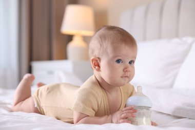 Evde şişeyle beslenen tatlı bir bebek.