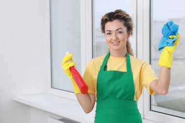 Pencereyi temizliyorum. Evde paçavra ve deterjanı olan kadın, mesaj için yer.