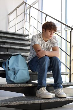 Sırt çantalı öğrenci merdivenlerde zorbalığa maruz kalıyor.