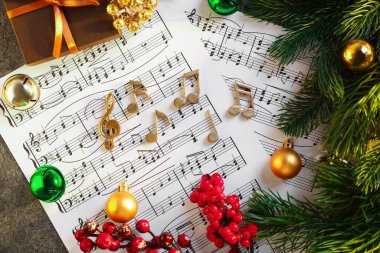 Masada altın müzik notaları, çarşaflar ve Noel dekoru, düz yatıyordu.