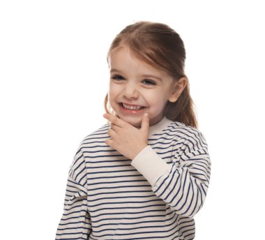 Beyaz arka planda çizgili süveter giyen gülümseyen küçük kız.