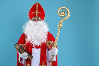 Aziz Nicholas 'ın kitabı ve mavi arka planda Crozier' ı. Metin için boşluk