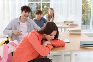 Sınıf arkadaşlarına zorbalık eden öğrenciler, seçici odaklanma
