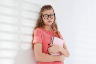 Okulda zorbalıktan muzdarip defterleri olan bir öğrenci.