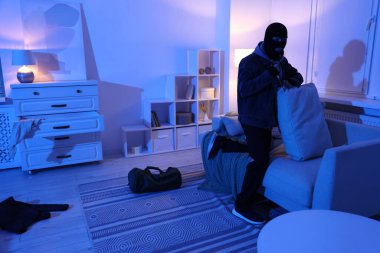 İçerde para arayan bıçaklı bir hırsız.