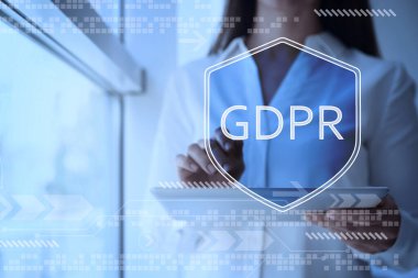 Genel Veri Koruma Yönetmeliği, GDPR ile sanal kalkan. Tablet bilgisayar kullanan bir kadın, yakın plan. Gizlilik güvenliği