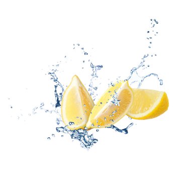 Beyaz arkaplanda limon parçaları ve su sıçraması