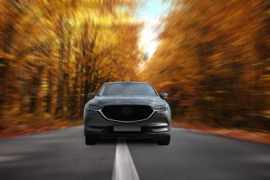 Yoldaki en üst tabelalı taksi. Hareket bulanıklığı etkisi