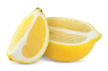 Beyaza izole edilmiş limon parçaları. Citrus meyvesi.