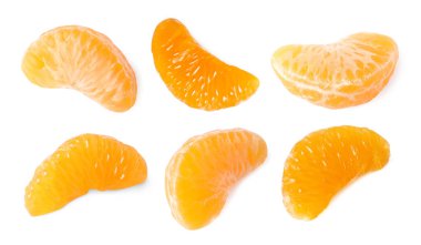 Mandalina segmentleri beyaza izole edilmiş, set. Citrus meyvesi.