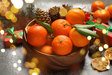 Masada taze mandalina, Bokeh ışıkları. Noel atmosferi